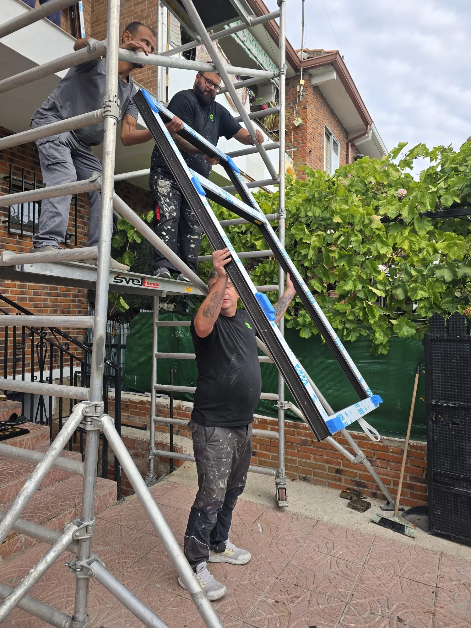 Instalación de cerramiento hermético de terraza a medida en Madrid - ANDAMIO 2